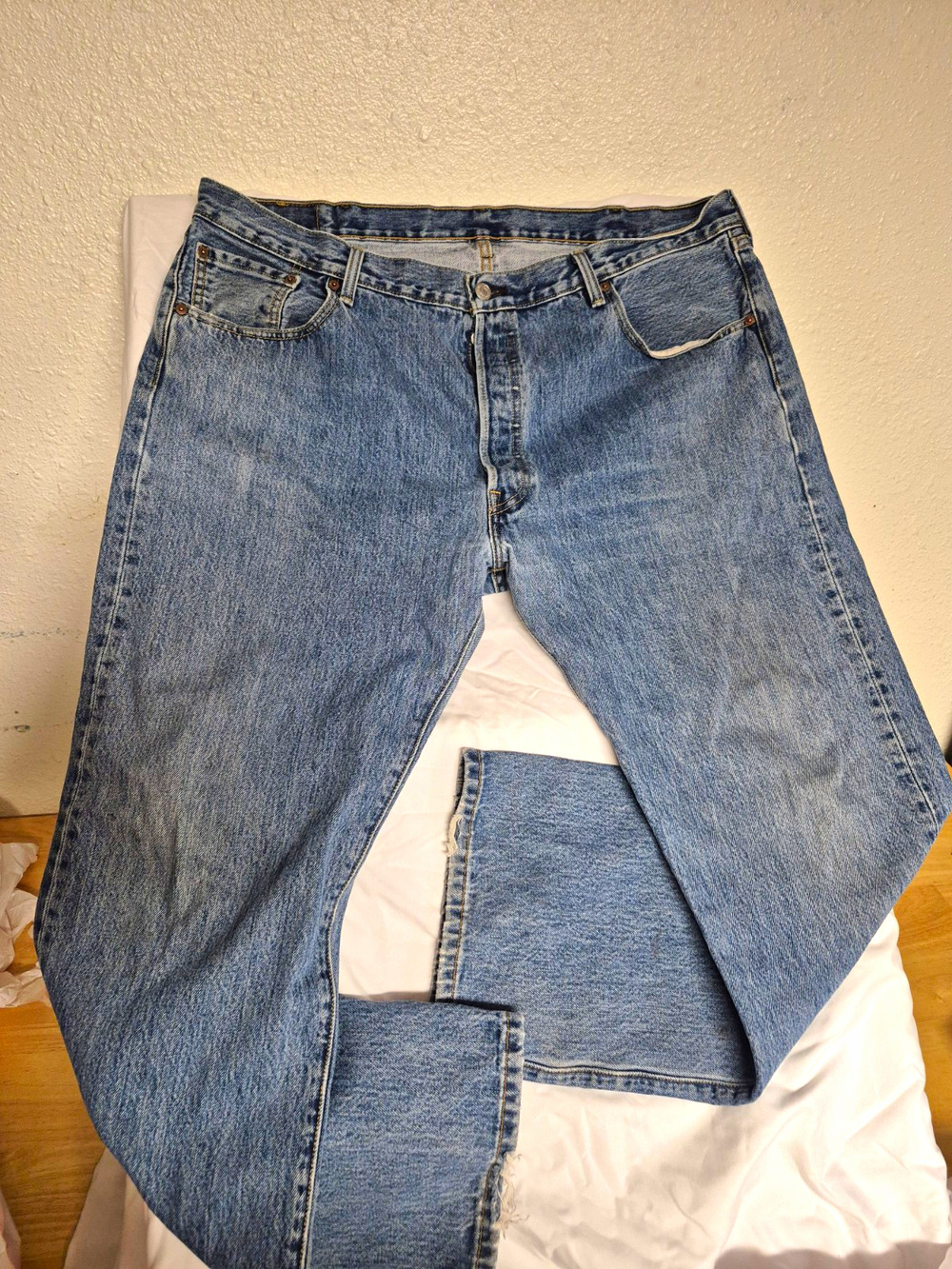 VTG Levi’s 501 Series Men’s Medium Wash Blue Jeans rare blank red pocket tag